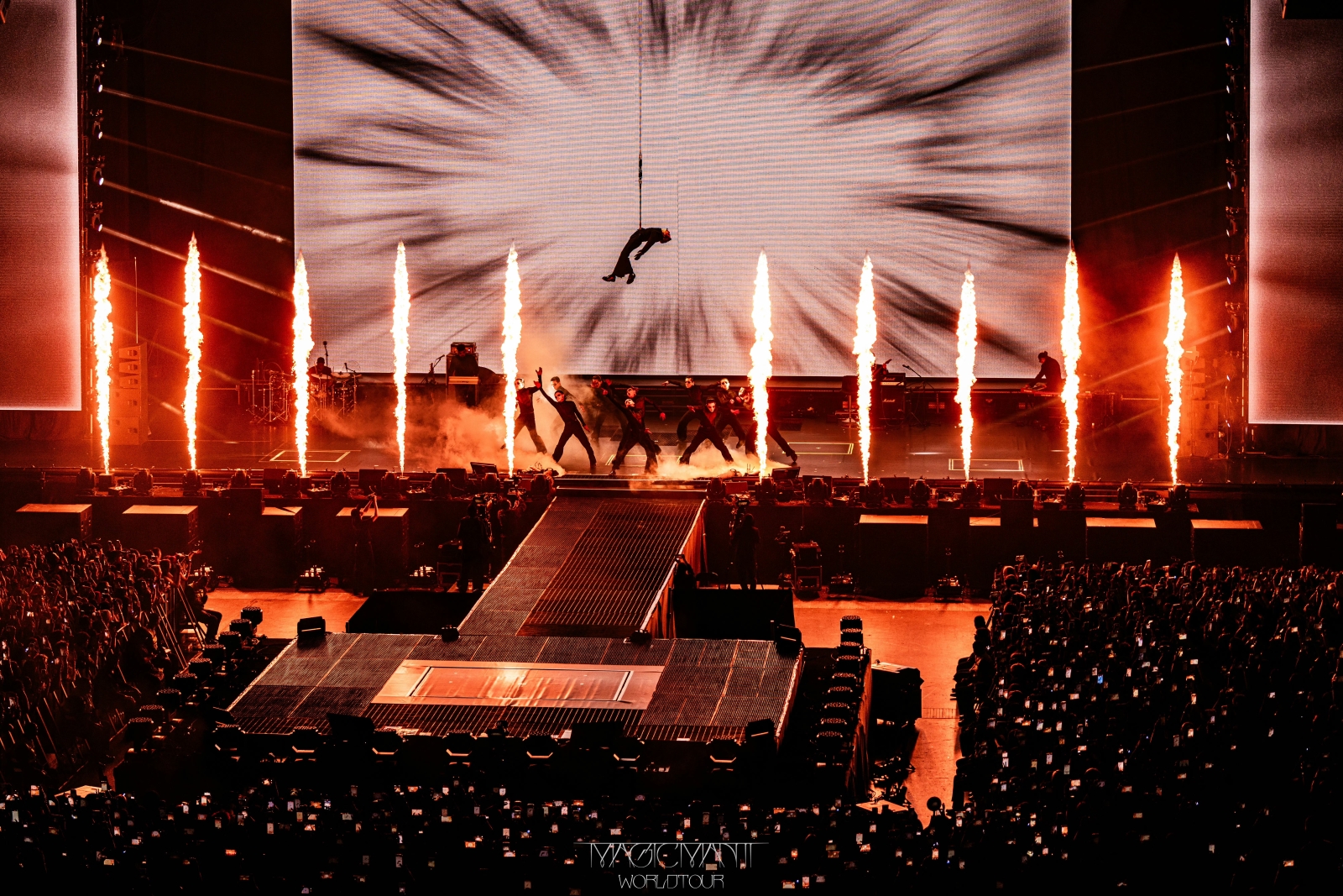王嘉爾《MAGICMAN 2 WORLD TOUR 2025-2026 in Macau Presented by Galaxy Macau™》一連三晚震撼銀河綜藝館,吸引近35,000觀眾入場欣賞。