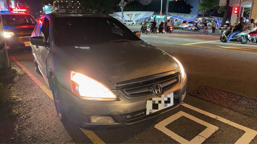 警攔查註銷車輛　駕駛心虛加速逃逸　連撞5車後棄車徒步跑　警方循線追緝鎖定對象