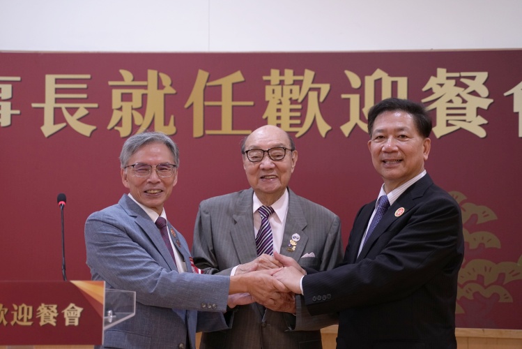 圖二唐松章董事長中校友總會陳惠貴理事長左與東吳大學詹乾隆校長右三方攜手共同為東吳的永續經營密切合作 - 報新聞 Mega News