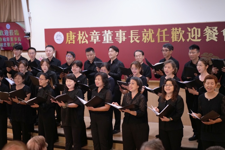 圖六東吳校友合唱團為唐松章董事長獻唱心中的桃花源與校歌 - 報新聞 Mega News
