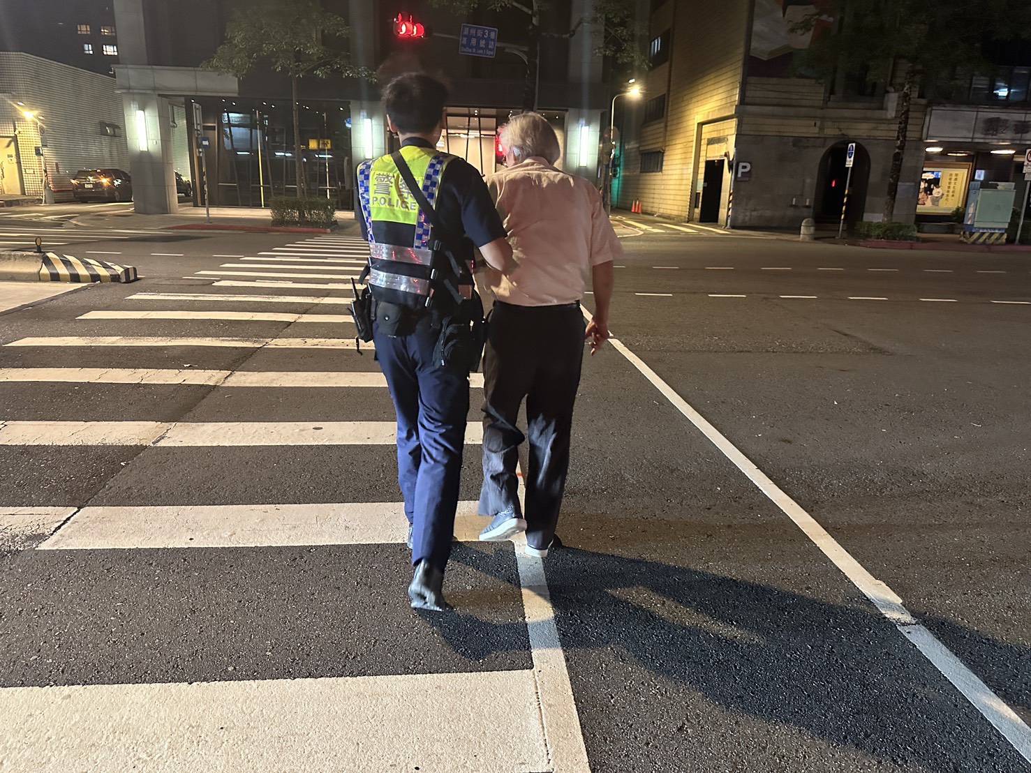暖警即刻救援！七旬翁路倒頭暈　警化身「安全引路人」！