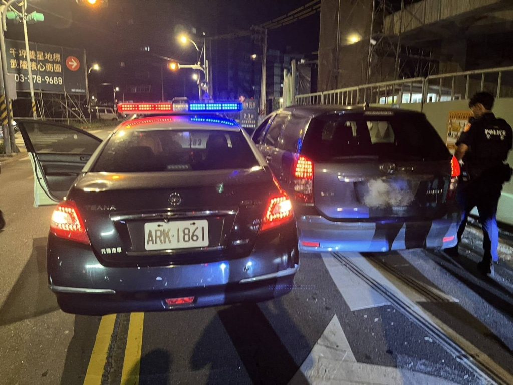 桃園警深夜圍捕！違規車輛衝撞警車逆向逃逸 警開5槍擊破輪胎逮人