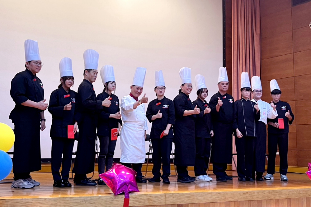 注入職業精神與人文關懷　敏實科大餐飲系拜師6位業界達人授予學生象徵榮耀的廚師帽