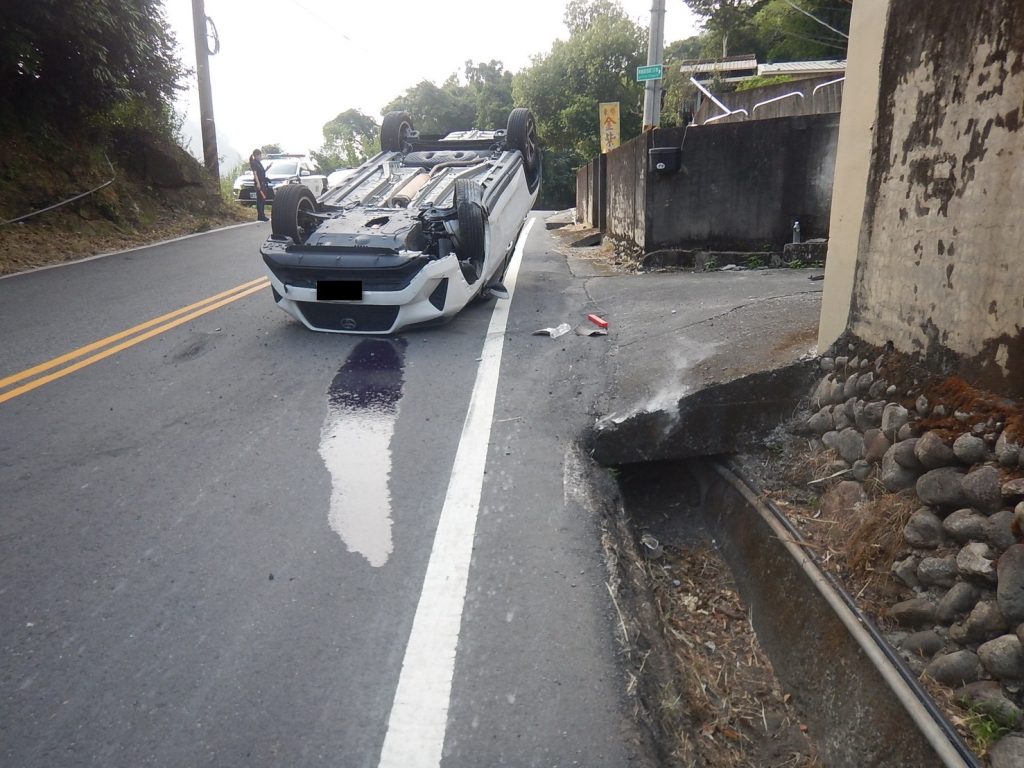 東勢區自小客車失控翻覆　警方全力協助　駕駛送醫無大礙
