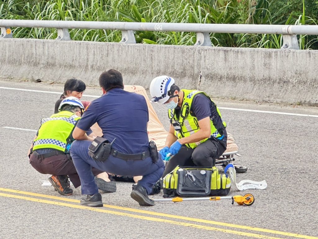 苗栗大湖義警與村長夫人熱心協助機車自摔事故 騎士送醫無大礙