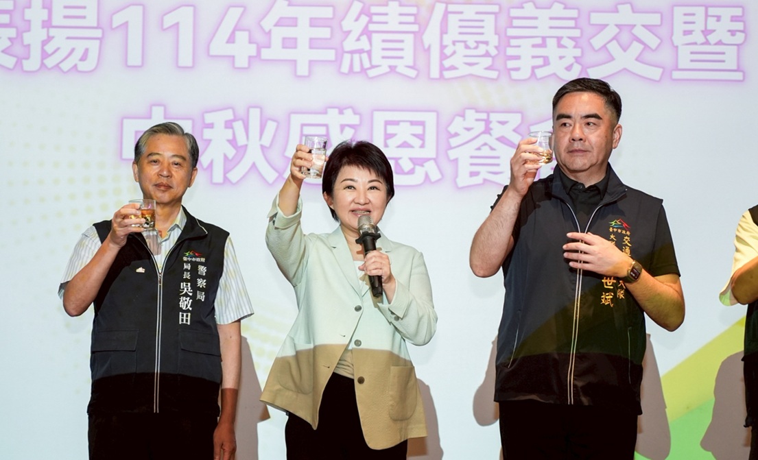 市長盧秀燕 - 報新聞 Mega News ▲圖說:台中市長盧秀燕在活動中對得獎的績優義交同仁讚譽「大家都是市民的守護者!」 (圖/台中市政府 提供)