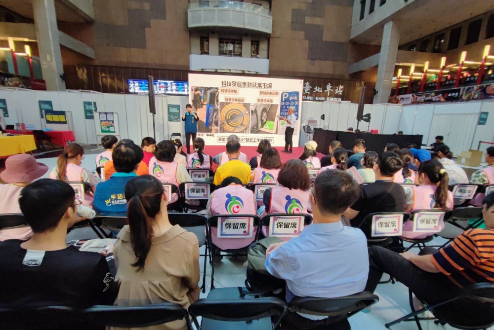 北北基桃共抗關稅挑戰 「智慧科技就業博覽會」展現企業韌性與希望 6 圖▲社團法人視障協會參與此次就業博覽會體驗講座及活動。