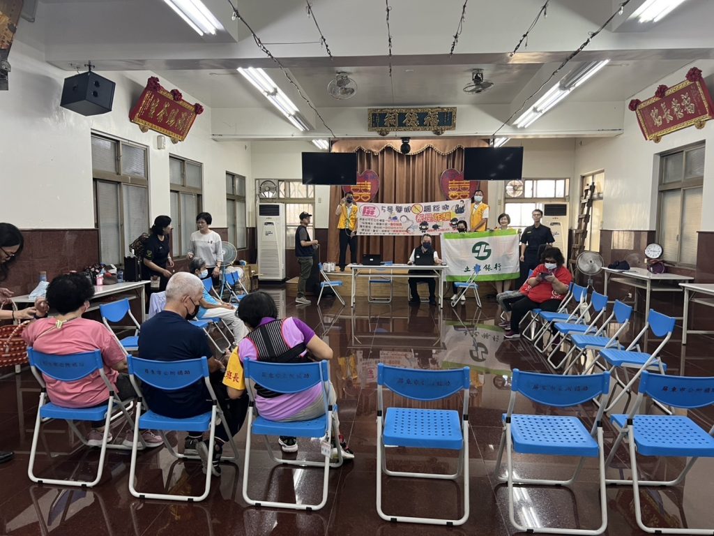 屏東民族派出所協同金融機構入據點 為長者建檔指紋並宣導防詐提升安全保障