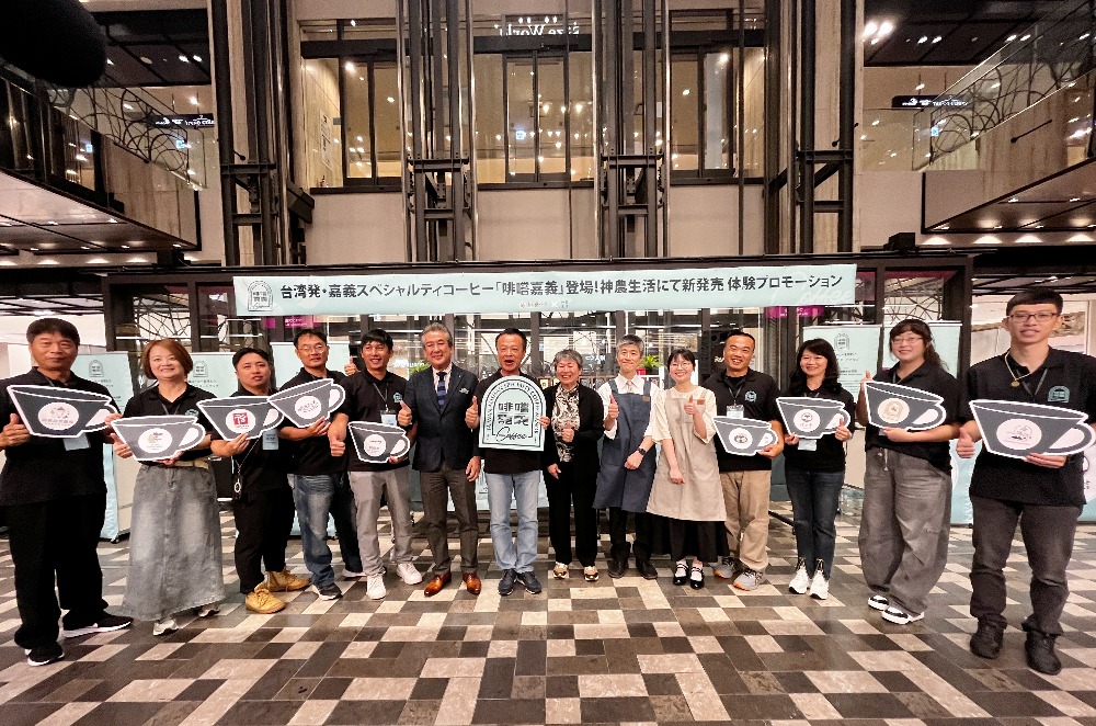 「啡嚐嘉義」風味文化日 in 大阪 飄香神農生活近鐵百貨 4 圖▲翁章梁縣長與啡嚐嘉義業者至大阪推廣阿里山咖啡。