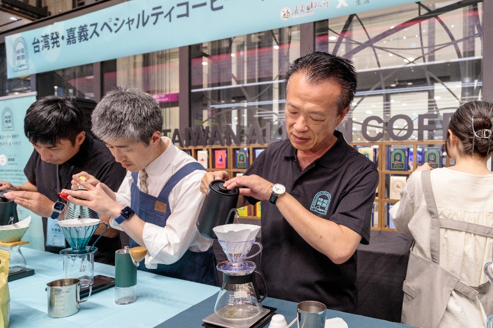 「啡嚐嘉義」風味文化日 in 大阪 飄香神農生活近鐵百貨 5 圖▲翁章梁手沖咖啡跟日本民眾分享阿里山咖啡。
