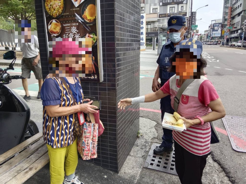 差點誤入詐騙陷阱！臺中警親送迷路老婦與好友團聚