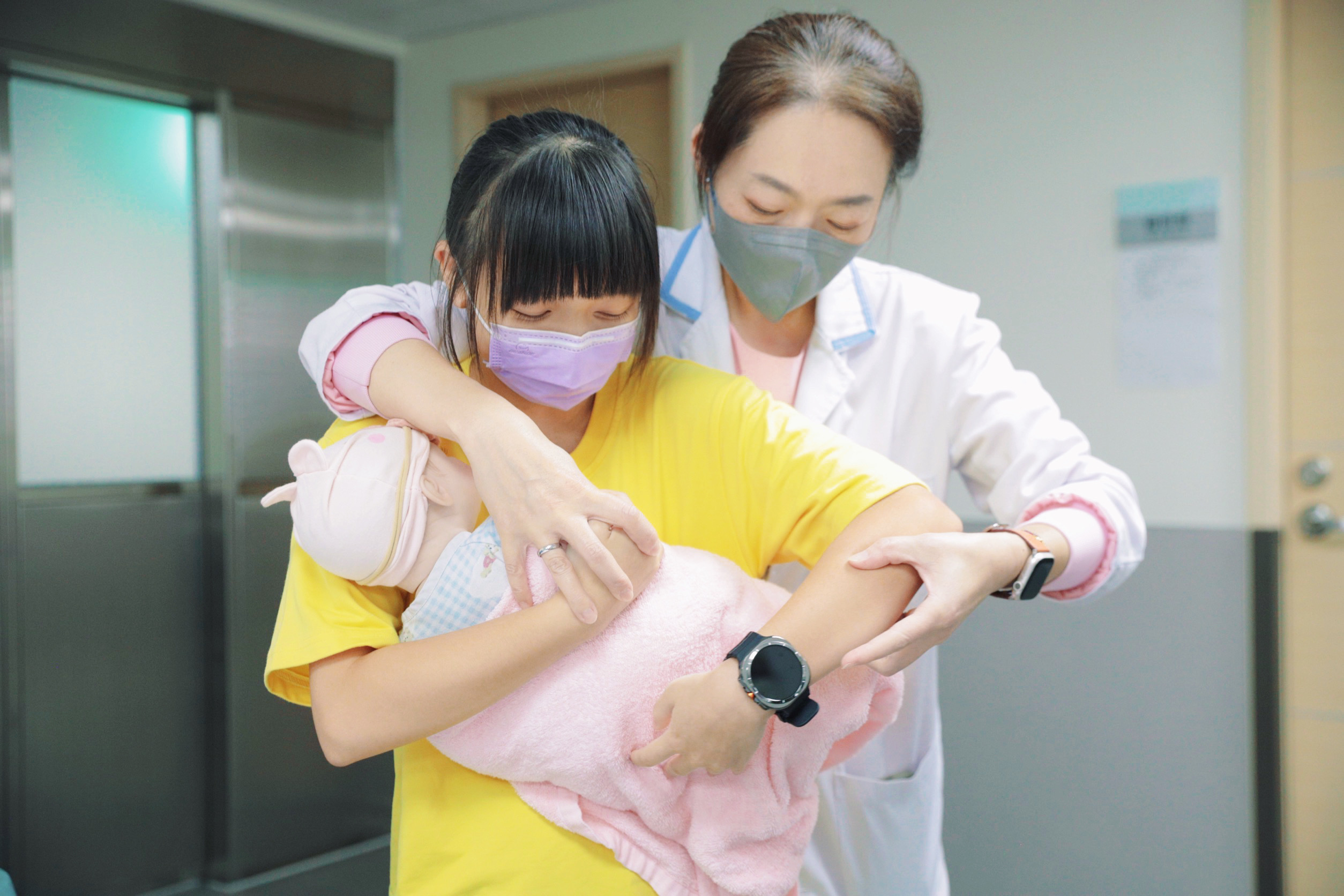 4護理長示範抱寶寶技巧並教學生如何引導新手爸媽照顧初生嬰兒學生專注的神情_0 - 報新聞 Mega News