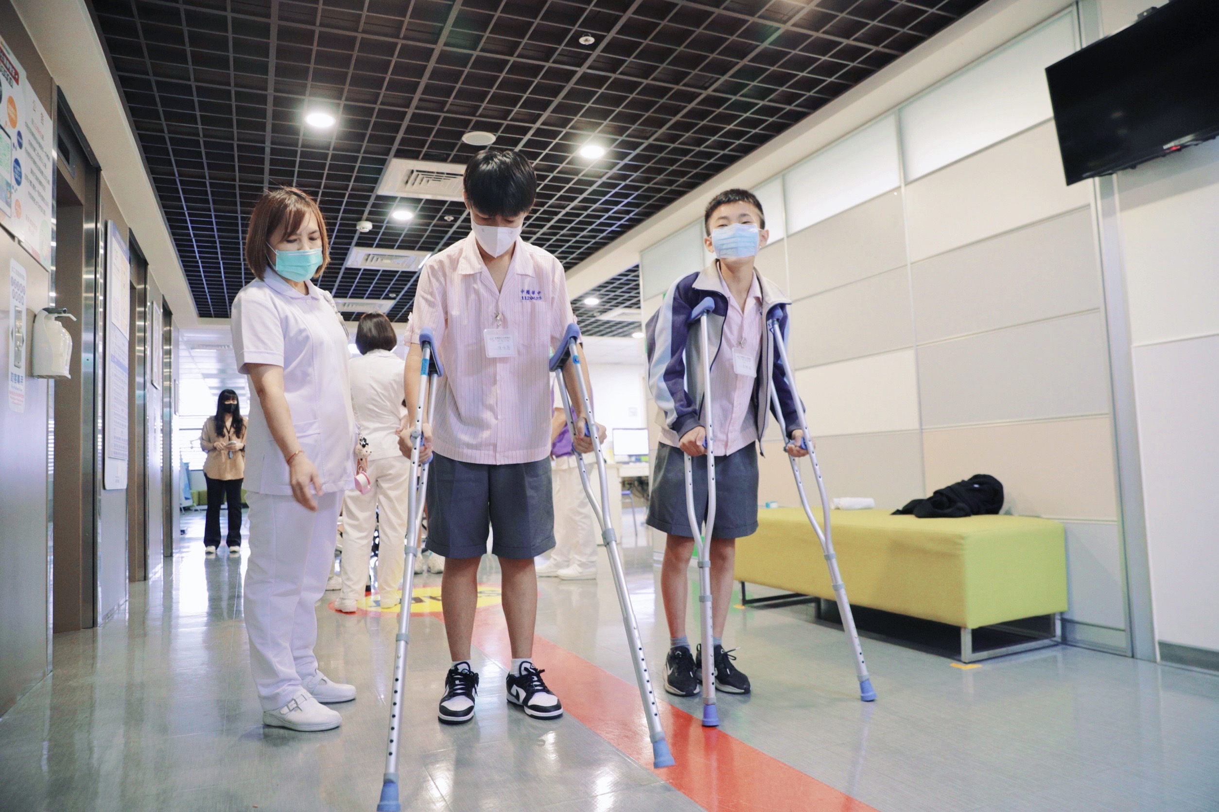 5學生們體驗拐杖助行器輪椅的使用方式及患者不便之處感受醫護工作的專業與細_0 - 報新聞 Mega News