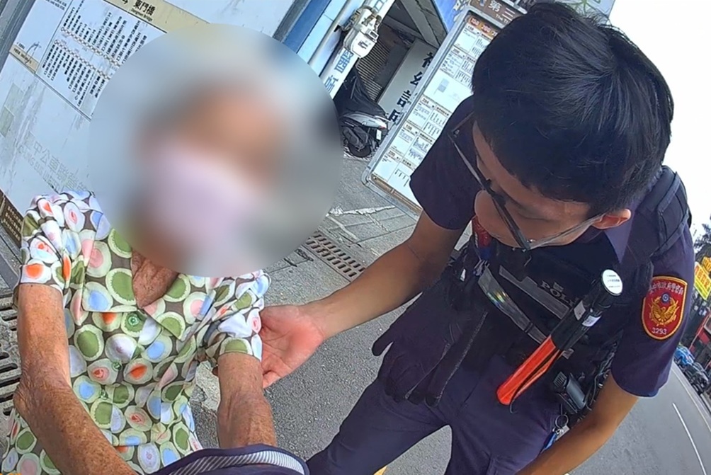 9旬嬤苦等停駛客運    祖孫情深牽起返家路