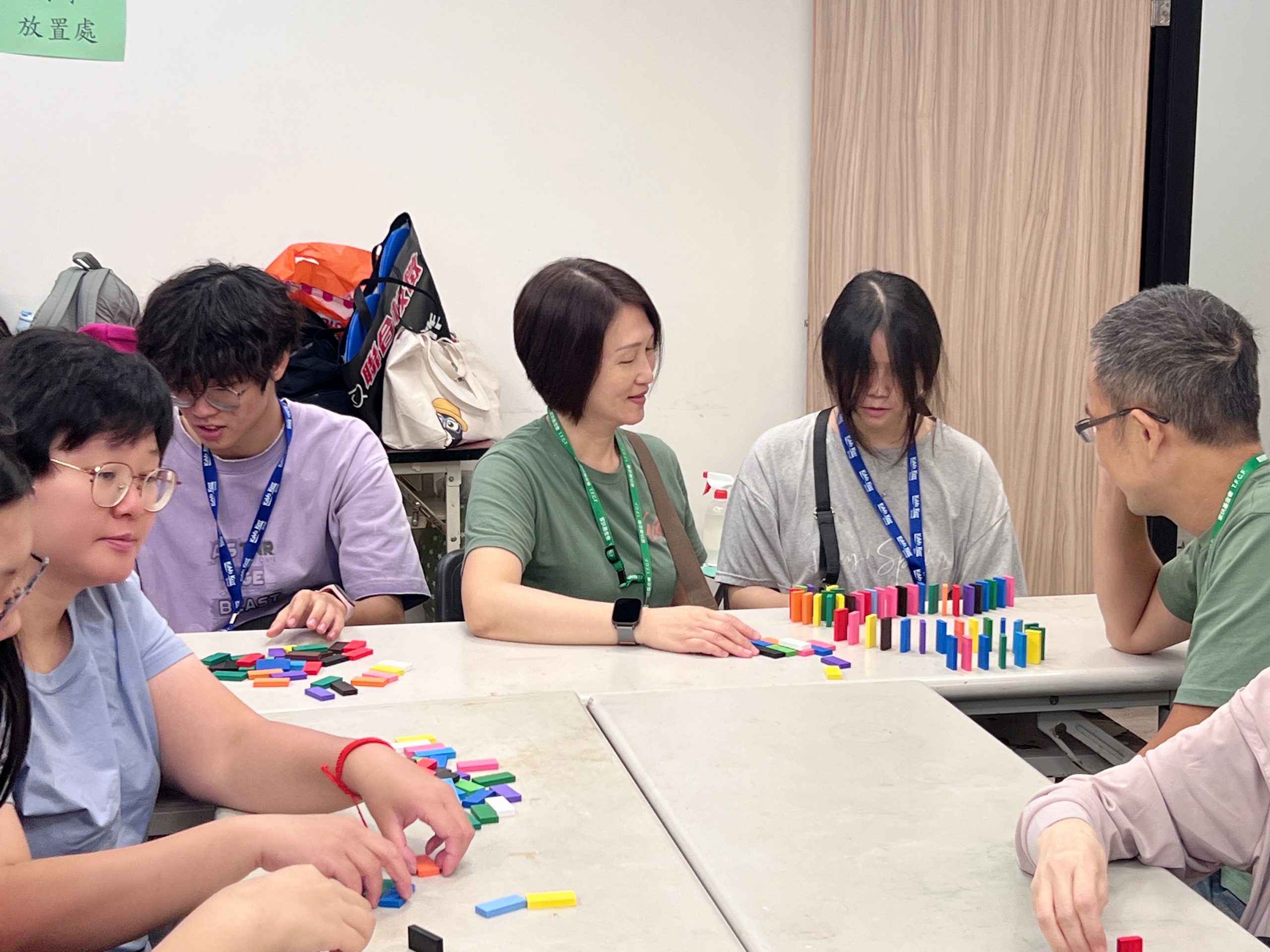 認養人與認養童一起認真排骨牌並在過程中關心認養童近況 1 - 報新聞 Mega News