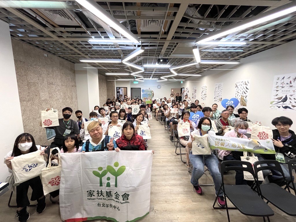 認養人與認養童開心大合照 - 報新聞 Mega News