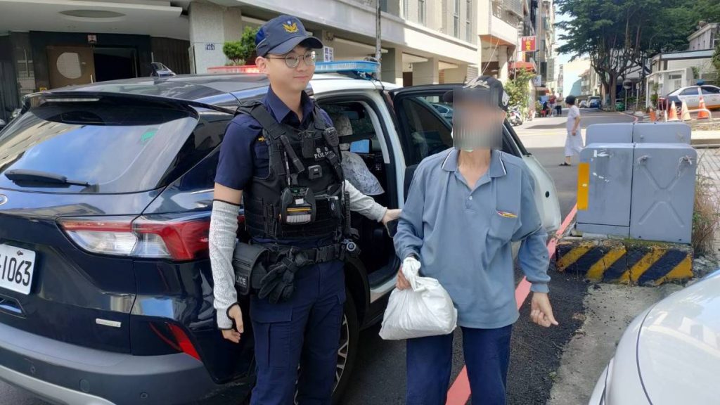 90歲老翁10天三度迷路 臺中警暖心護送「熟面孔」回家