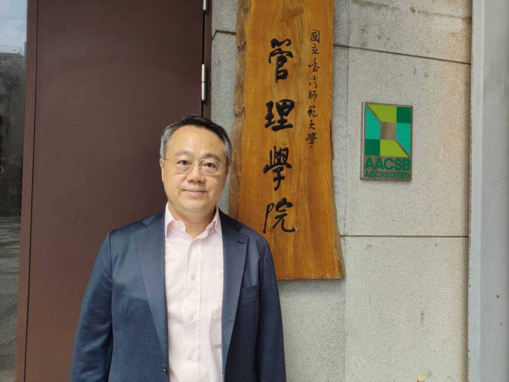 當時尚遇上管理 臺師大國際時尚GF-EMBA專班讓「生活美學」增添商業競爭力 5 %E5%9C%8B%E7%AB%8B%E8%87%BA%E7%81%A3%E5%B8%AB%E7%AF%84%E5%A4%A7%E5%AD%B8%E7%AE%A1%E7%90%86%E5%AD%B8%E9%99%A2%E9%99%A2%E9%95%B7%E8%94%A1%E8%92%94%E9%8A%93%E5%B8%8C%E6%9C%9B%E5%B0%87%E4%BA%BA%E6%96%87%E8%88%87%E8%A8%AD%E8%A8%88%E7%9A%84%E9%A4%8A%E5%88%86%E7%B5%90%E5%90%88%E5%9A%B4%E8%AC%B9%E7%9A%84%E7%AE%A1%E7%90%86%E7%9F%A5%E8%AD%98 0 1024x769 1