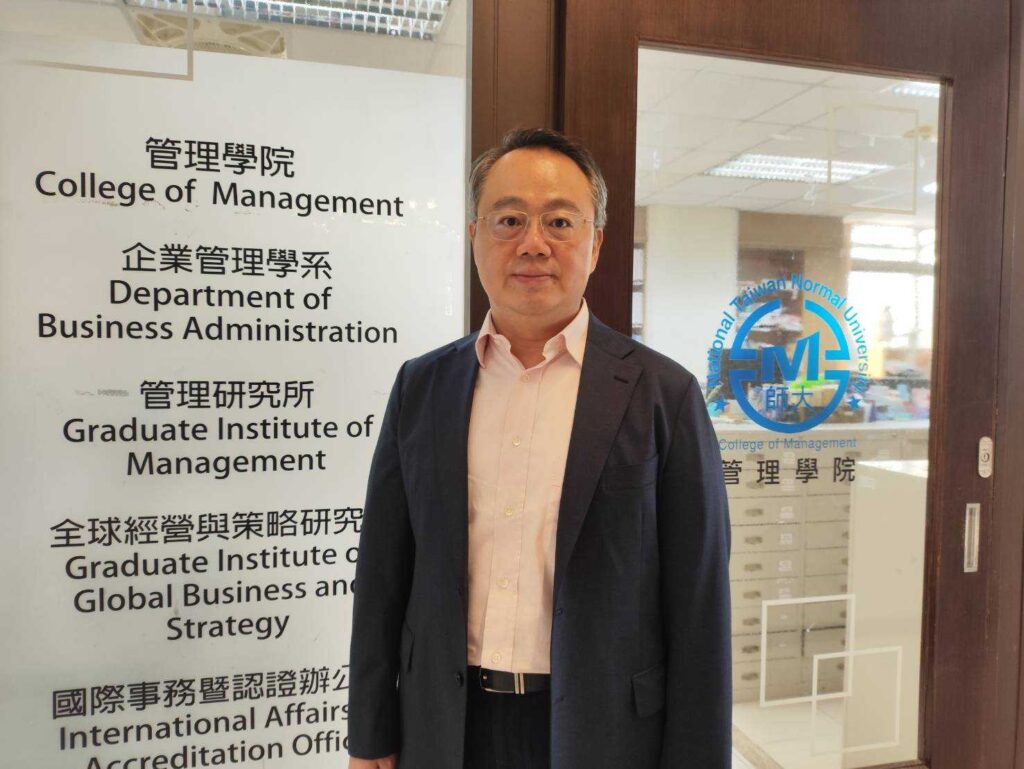 當時尚遇上管理 臺師大國際時尚GF-EMBA專班讓「生活美學」增添商業競爭力 6 %E5%9C%8B%E7%AB%8B%E8%87%BA%E7%81%A3%E5%B8%AB%E7%AF%84%E5%A4%A7%E5%AD%B8%E7%AE%A1%E7%90%86%E5%AD%B8%E9%99%A2%E8%87%AA2016%E5%B9%B4%E9%96%8B%E8%BE%A6%E5%9C%8B%E9%9A%9B%E6%99%82%E5%B0%9A%E9%AB%98%E9%9A%8E%E7%AE%A1%E7%90%86%E7%A2%A9%E5%A3%AB%E5%9C%A8%E8%81%B7%E5%B0%88%E7%8F%AD%E5%BE%8C%E7%A8%B1GF EMBA 1024x769 1