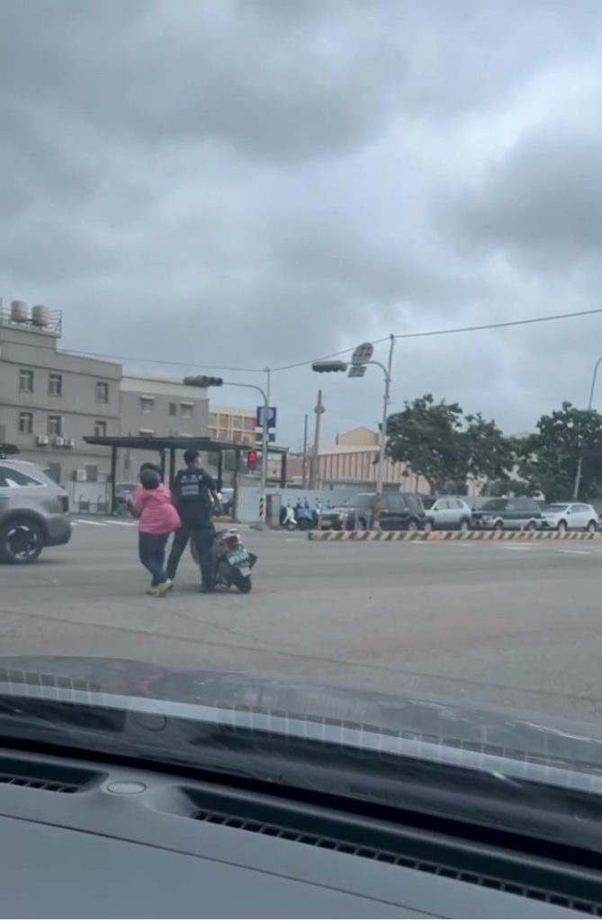 海線強風吹倒婦人機車 清水警快速救援化險為夷