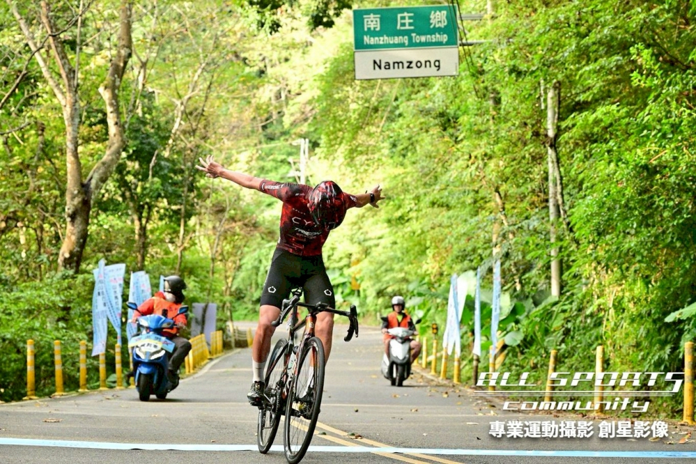 2-TEAM CYTO TRIGON 憑張祐誠以 28分02秒 單飛勇奪冠軍南庄鄉農會提供賽後新聞照片_Fotor - 報新聞 Mega News