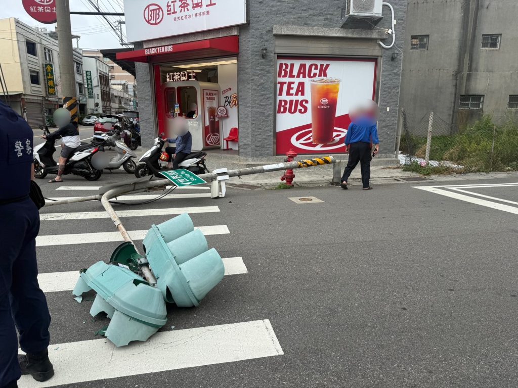 苗栗苑裡世界路與中正路口號誌桿倒塌 警方即刻封路疏導恢復順暢