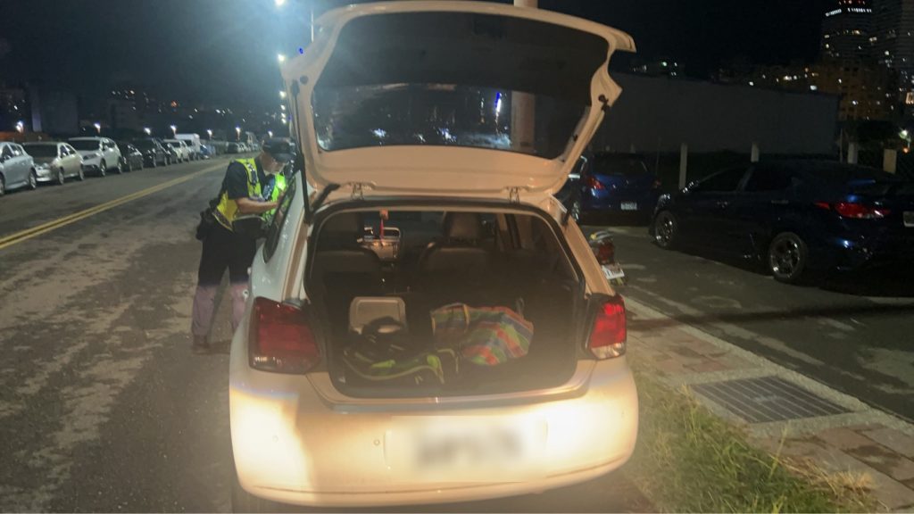 車尾門大開財物險失！臺中警急喚車主守護財產