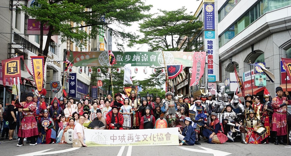 鈴蘭通散步納涼會 - 報新聞 Mega News ▲圖說:中市年度人氣活動「鈴蘭通散步納涼會」將於10月25日至26日舉行,活動包含變裝遊行、音樂舞臺與文創市集等 (圖/台中市政府 提供)