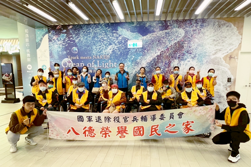 八德榮家養護堂住民於Xpark水族館前合影留念 展現長輩對此次微旅行的滿滿期待與熱情_Fotor - 報新聞 Mega News