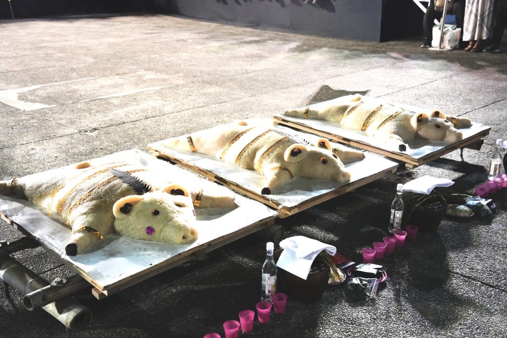 圖片六吉貝耍 Ta-ai夜祭拜豬改以3隻mai豬米糕豬糯米蒸熟的飯製作成豬隻樣態代 - 報新聞 Mega News