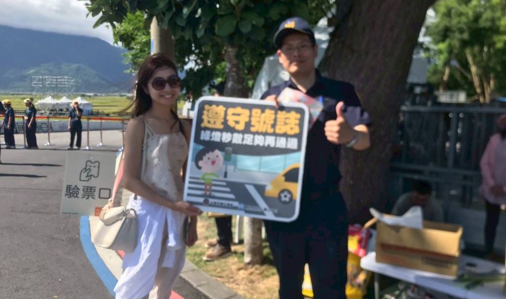 池上秋收藝術節適逢三天連假萬人湧入 關山警全力維安疏導與宣導並行確保活動平安順利
