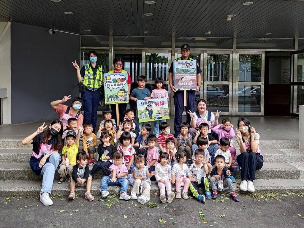 萌娃送卡片謝警察!臺中第六分局幼兒園推防犯罪教育