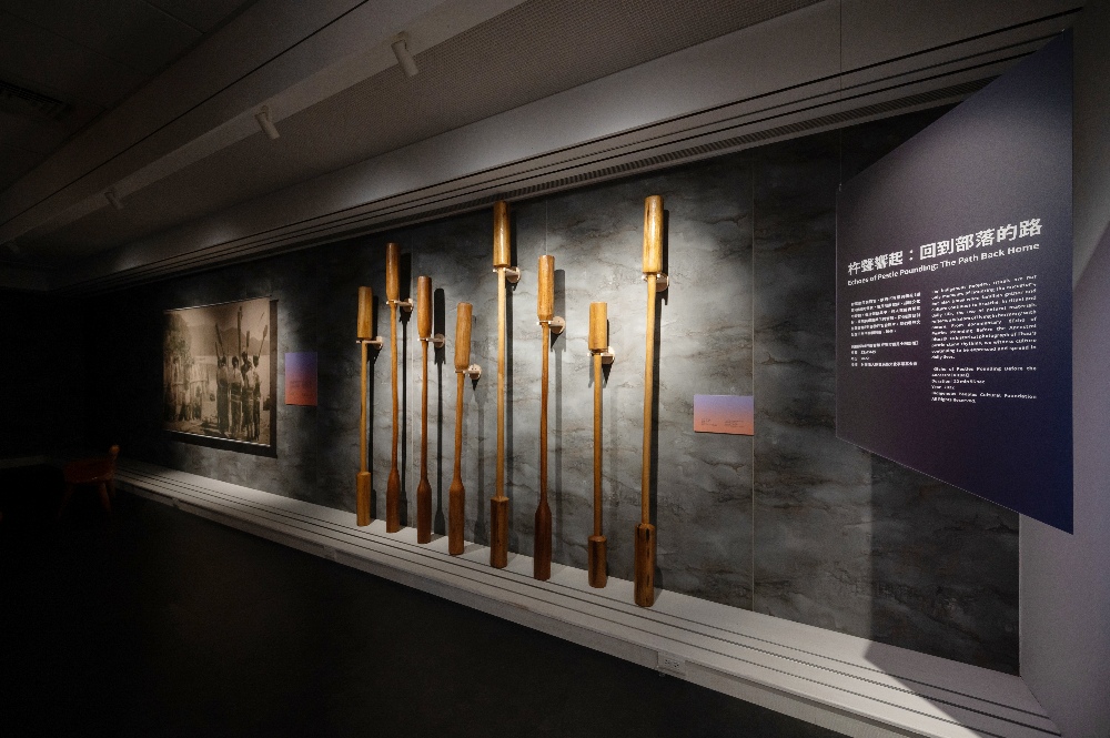凱達格蘭文化館2025常設展 神話空間:傳唱—在時代流轉中聆聽文化的回聲 6 圖▲杵聲響起:回到部落的路,展出邵族祖靈祭前的杵石音與歷史影像,展現聲音從儀式、觀光到文化復振的轉變。
