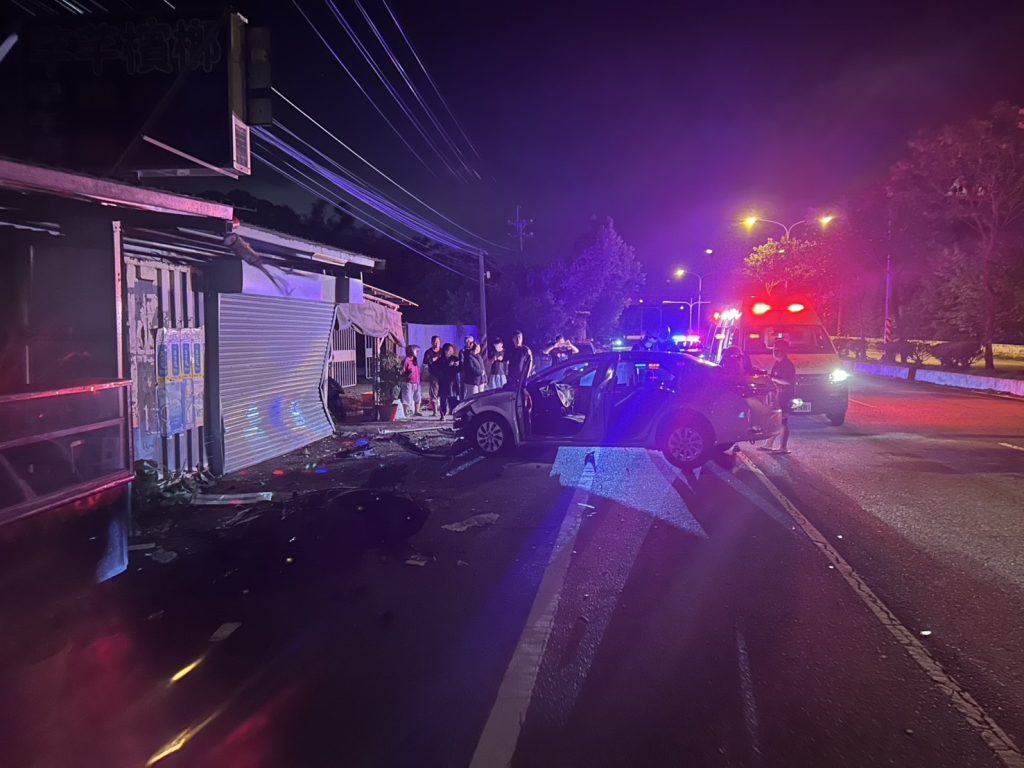 苗栗台1線內潭路段自小客車自撞 駕駛與乘客輕傷無大礙