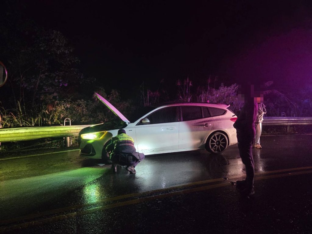 民眾車輛爆胎動彈不得,宜蘭三星警熱心協助