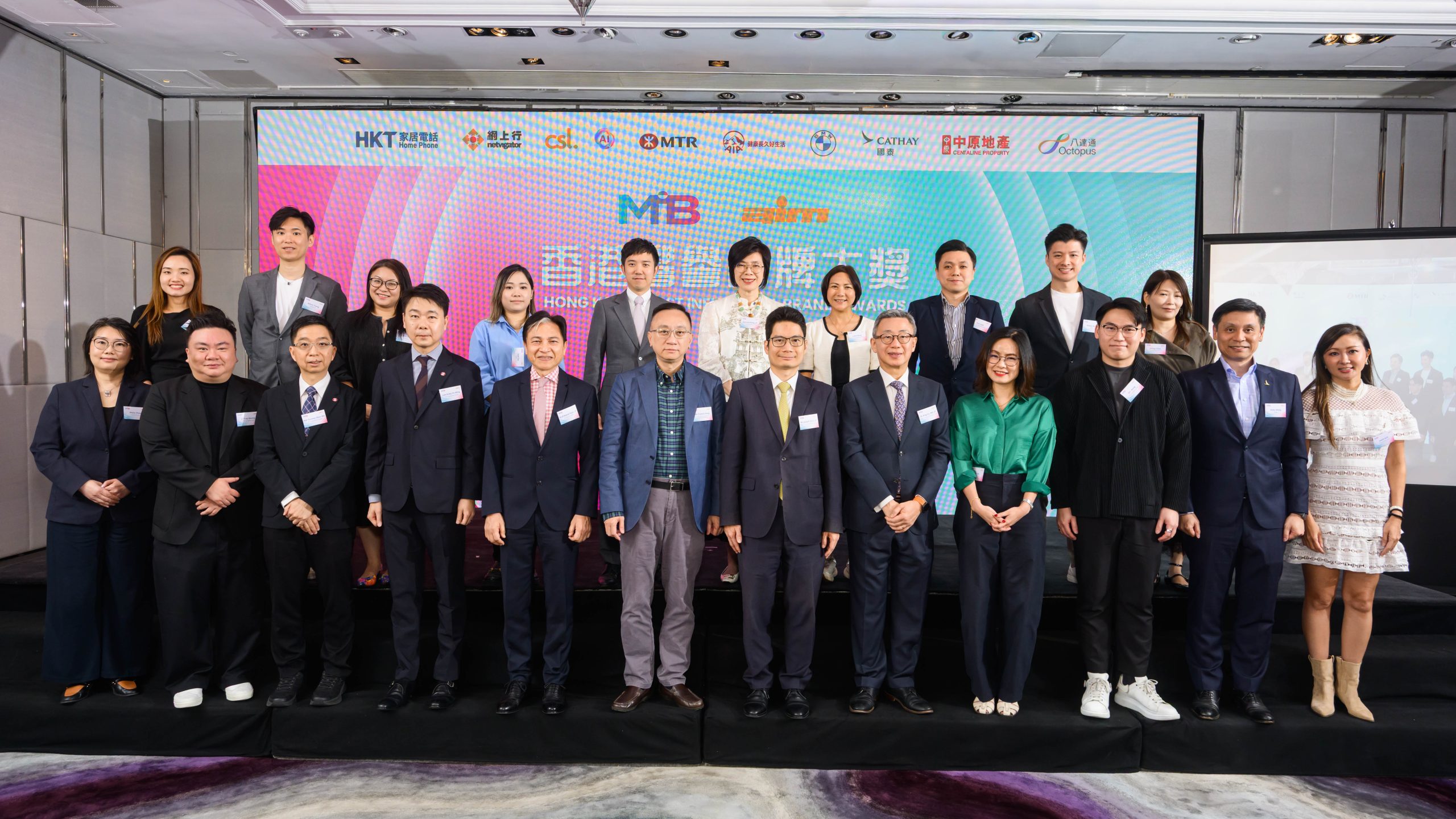 香港互動市務商會會長方保僑先生(左六)聯同主禮嘉賓——財經事務及庫務局副局長陳浩濂先生, JP(右六)及香港金融發展局行政總監區景麟博士, MH, JP(右五)——首席評審、香港大學經管學院(市場學)客座副教授袁文俊教授, JP(左五),與一眾「響譽品牌」得奬企業合影。