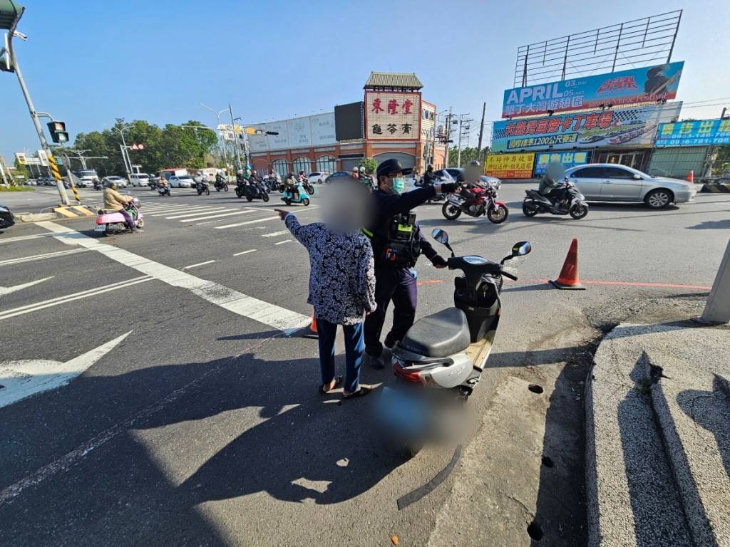 老婦機車拋錨 東港暖警即時救援