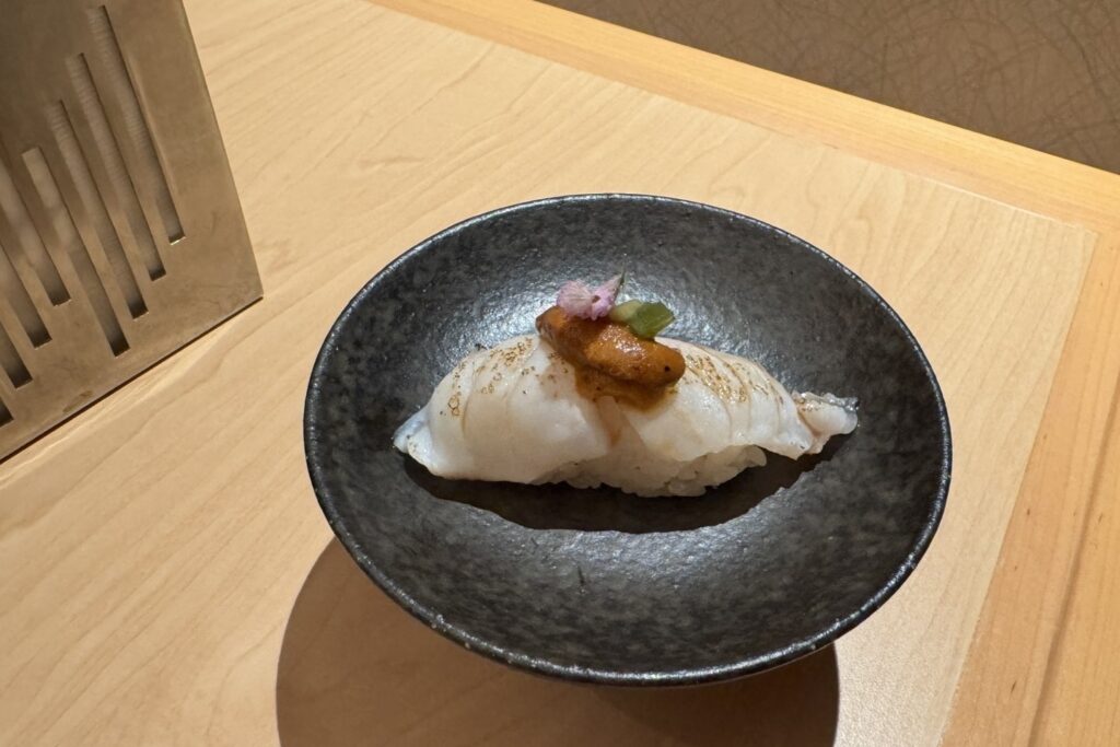日本夢幻高級魚 JR東日本大飯店台北HAYASE推「九繪魚盡享會席」 脂香如雪・滑嫩似和牛 九繪魚化身極致饗宴 13 JR%E5%9C%96%E8%AA%AA5 %E7%82%99%E7%87%92%E4%B9%9D%E7%B9%AA%E9%AD%9A%E5%A3%BD%E5%8F%B8%E4%B9%98%E5%8C%97%E6%B5%B7%E9%81%93%E7%94%9F%E6%B5%B7%E8%86%BD%E7%82%99%E9%A6%99%E8%88%87%E6%B5%B7%E8%86%BD%E7%94%98%E6%BD%A4%E4%BA%A4%E8%9E%8D%E7%B4%B0%E8%86%A9%E9%A6%A5%E9%83%81 1024x683 1