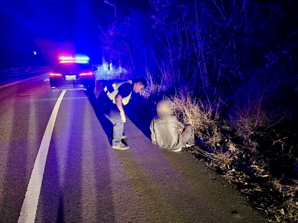 老翁倒臥於路中間 通霄警助老翁平安返家