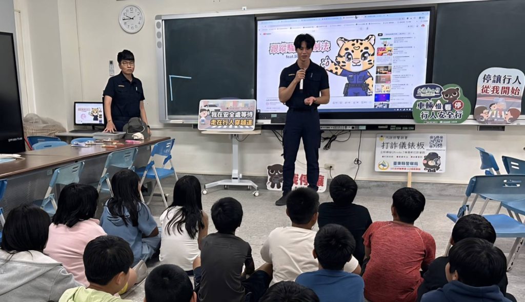 警員入校宣導防詐、交安與反霸凌　池上學童齊喊「我長大也要當警察！」