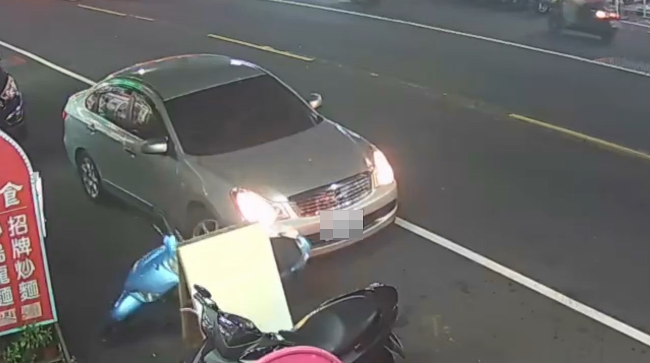 撞倒林女機車 - 報新聞 Mega News ▲圖說:自小客車起步時不慎撞倒林女機車及招牌,駕駛劉女將機車及招牌扶起後就逕行離開 (圖/台中市政府 提供)