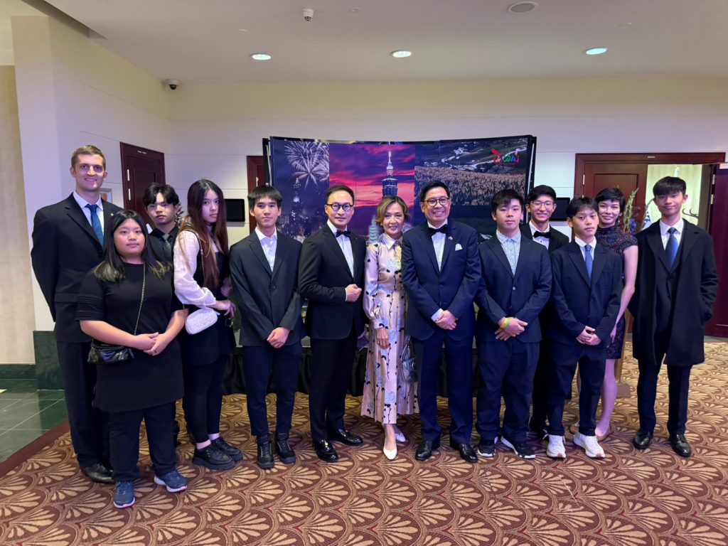 VIS國際實驗11 - 報新聞 Mega News