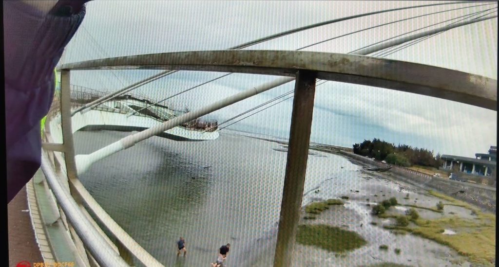 高美濕地景觀橋女子跳橋 警民合力及時搶救