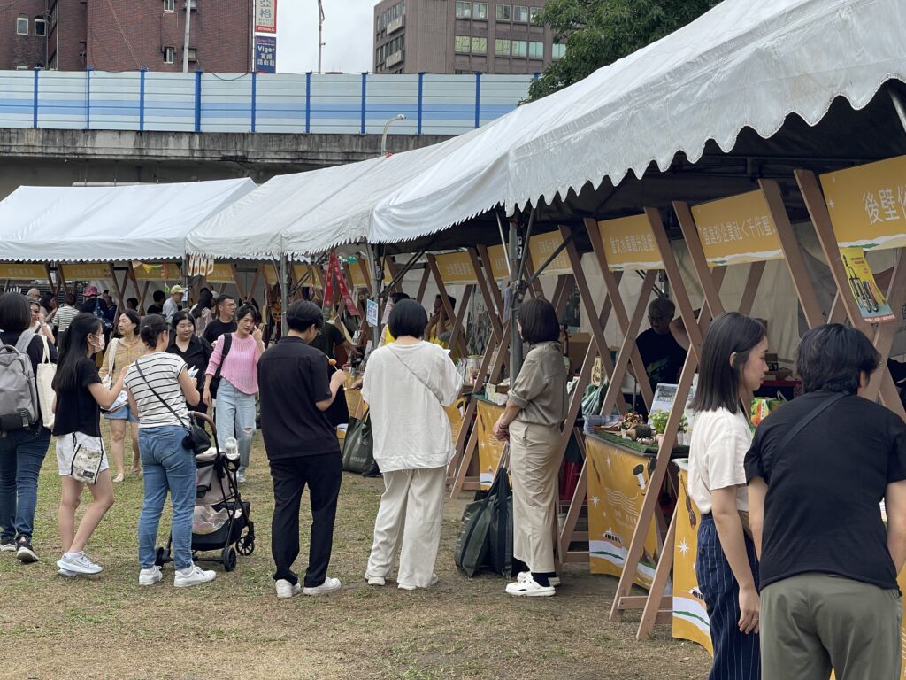 區域觀光圈市集日「南波灣Number WAN」10/31華山登場! 開幕200元現金券大放送 連續三天暢遊南臺灣風光 16 %E5%8D%97%E6%B3%A2%E7%81%A3 Number WAN%E5%B8%82%E9%9B%86%E7%8F%BE%E5%A0%B4%E4%B8%B2%E8%81%AF%E5%8D%97%E9%83%A8%E5%8F%8A%E9%9B%A2%E5%B3%B6%E4%BA%94%E5%A4%A7%E8%A7%80%E5%85%89%E5%9C%88%E5%85%B175%E5%AE%B6%E7%89%B9%E8%89%B2%E5%93%81%E7%89%8C%E6%A5%AD%E8%80%85 1024x768 1