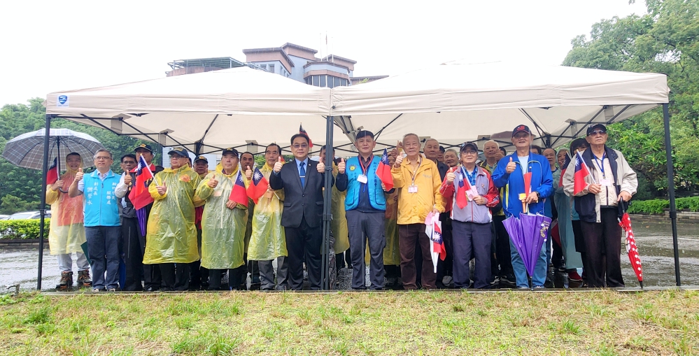 圖3退伍軍人社團代表榮車中心主任及榮民眷不畏風雨於雨中向先總統蔣公致敬並合影留念_Fotor - 報新聞 Mega News