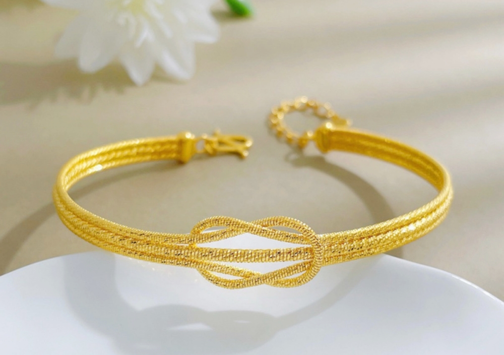 科技鑑價新紀元 基隆黃金回收買賣導入光譜儀 使價格更透明 5 圖▲【三層繩結鏈鐲】把好運繫在腕上,從此一路相隨。(圖/冠君銀樓提供)