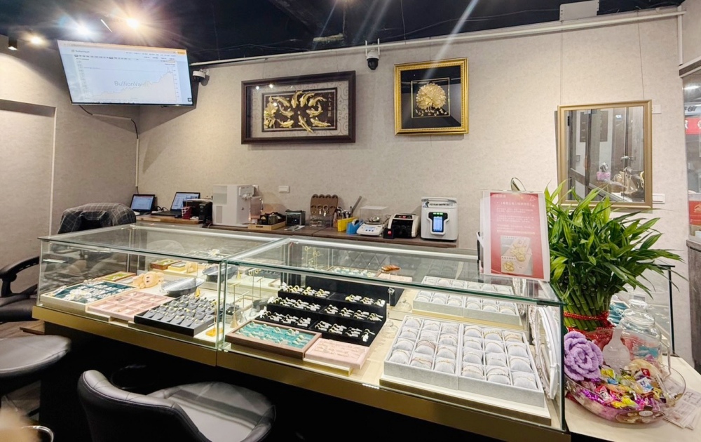 科技鑑價新紀元 基隆黃金回收買賣導入光譜儀 使價格更透明 6 圖▲店內設有國際金價走勢圖,讓您隨時可以關注國際金價走勢。(圖/冠君銀樓提供)