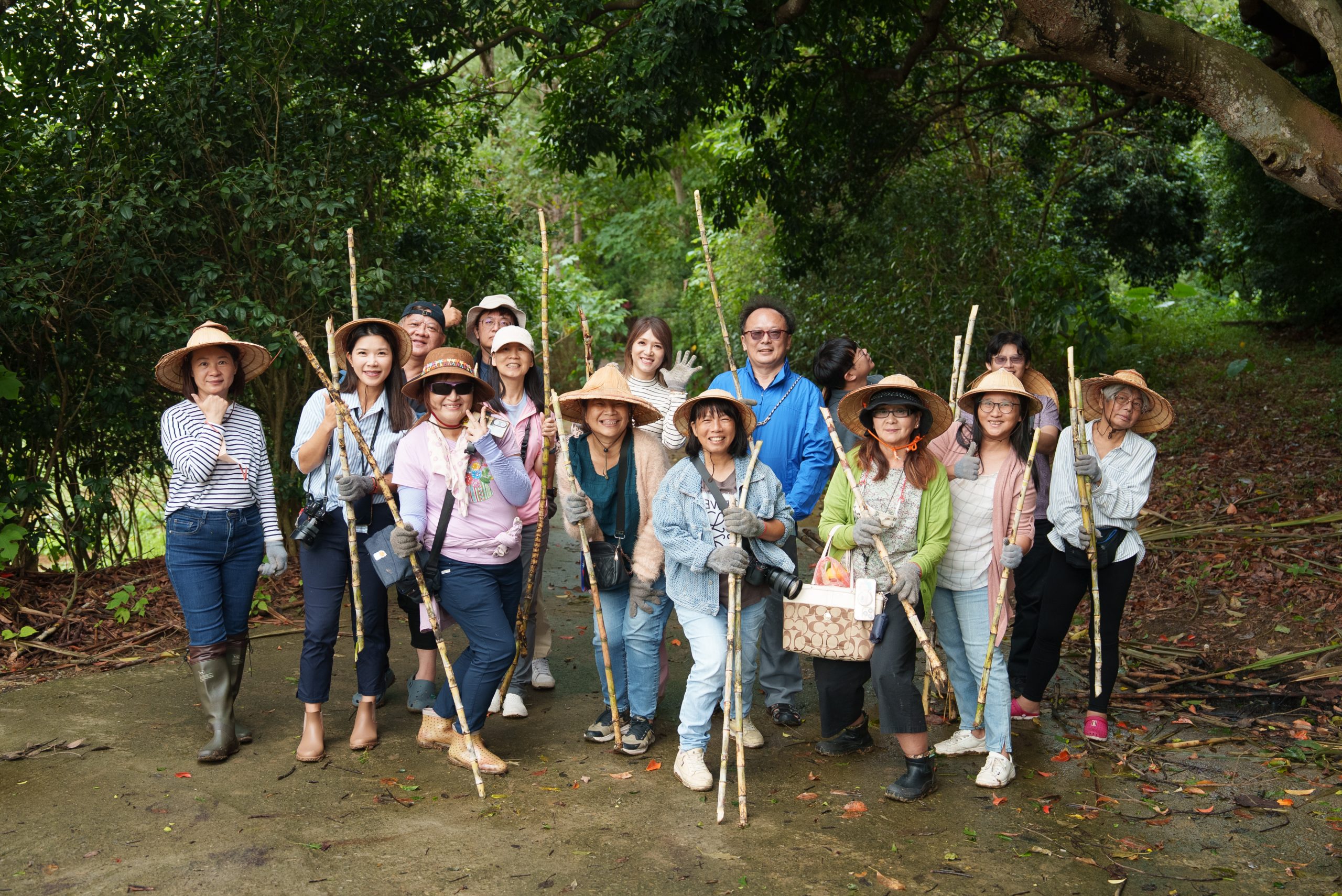 圖說媒體同業踩線團共同於寶山鄉新城社區進行採甘蔗農家體驗 - 報新聞 Mega News