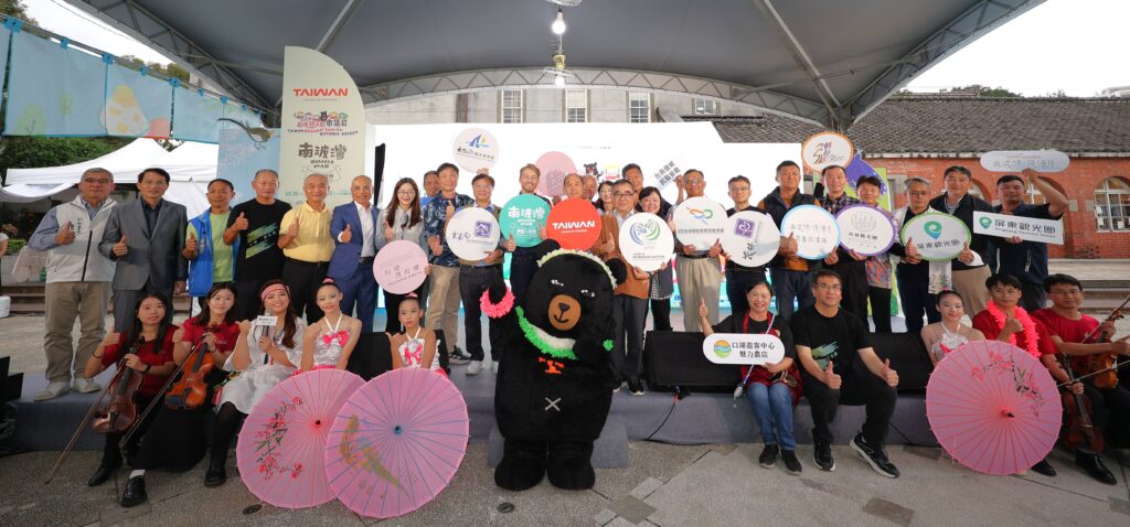 「南波灣 Number WAN」區域觀光圈市集日盛大開幕 南臺灣&澎湖跨區域共創,美食、手作、名人秘境大公開 民眾讚嘆彷彿一站體驗南臺灣精華 4 2025%E5%8D%80%E5%9F%9F%E8%A7%80%E5%85%89%E5%9C%88%E5%B8%82%E9%9B%86%E6%97%A5%E5%8D%97%E5%8D%80 %E6%BE%8E%E6%B9%96%E6%B4%BB%E5%8B%95%E5%BE%9E10%E6%9C%8831%E6%97%A5%E8%87%B311%E6%9C%882%E6%97%A5%E6%96%BC%E8%8F%AF%E5%B1%B11914%E6%96%87%E5%8C%96%E5%89%B5%E6%84%8F%E6%96%87%E5%8C%96%E5%9C%92%E5%8D%80%E7%9B%9B%E5%A4%A7%E9%96%8B 1024x478 1