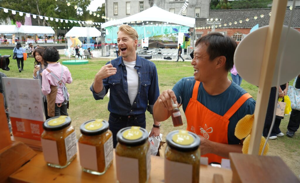 「南波灣 Number WAN」區域觀光圈市集日盛大開幕 南臺灣&澎湖跨區域共創,美食、手作、名人秘境大公開 民眾讚嘆彷彿一站體驗南臺灣精華 5 %E6%97%85%E5%B1%85%E8%87%BA%E7%81%A3%E5%A4%9A%E5%B9%B4%E7%9A%84%E6%B3%95%E7%B1%8D%E7%BE%8E%E9%A3%9F%E9%81%94%E4%BA%BA%E6%B3%95%E6%AF%94%E6%AD%90%E4%B9%9F%E8%92%9E%E8%87%A8%E5%8D%97%E6%B3%A2%E7%81%A3%E5%B8%82%E9%9B%86%E5%A4%A7%E5%95%96%E5%8D%97%E8%87%BA%E7%81%A3%E7%89%B9%E8%89%B2%E7%BE%8E%E9%A3%9F 1024x625 1